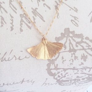 Vintage Jewelry - Gold Tone Gingko Leaf Pinup Vintage Necklace Vintage Jewelry - Gold Tone Gingko Leaf Pinup Vintage Necklace